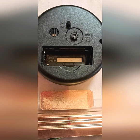 DANBURY QUARTZ TABLE TOP Alarm CLOCK for parts only - Picture 7 of 7